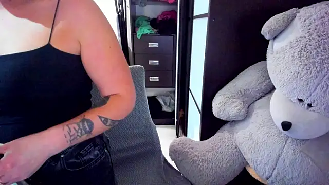 Ashley Rous online show from 10-22-25, 05:02