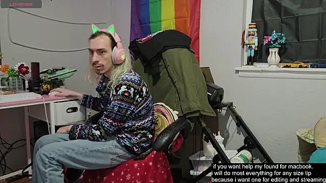Snapshot of tallnerdyguy chatting on 10-21-25, 01:06 tallnerdyguy online show from 10-21-25, 01:06