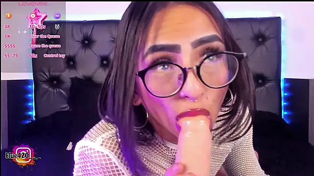 Snapshot of Skyler__blue4 chatting on 02-06-25, 10:37 Skyler blue4 online show from 02-06-25, 10:37