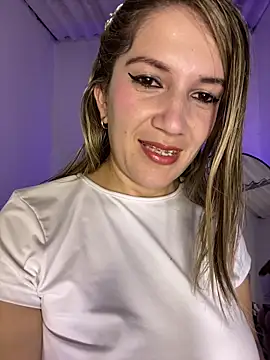 Snapshot of gwen_ashly chatting on 07-18-26, 06:06 gwen ashly online show from 07-18-26, 06:06
