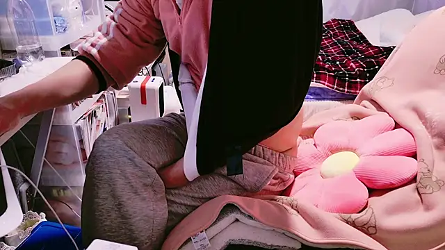 Im IVE LOVE online show from 12-12-24, 02:11