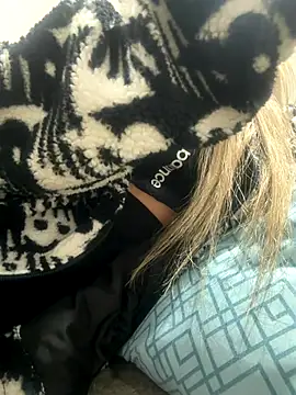 fofinhaa12 online show from 12-19-25, 03:13