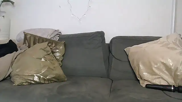 Snapshot of IntiMia chatting on 12-19-24, 04:02 IntiMia online show from 12-19-24, 04:02