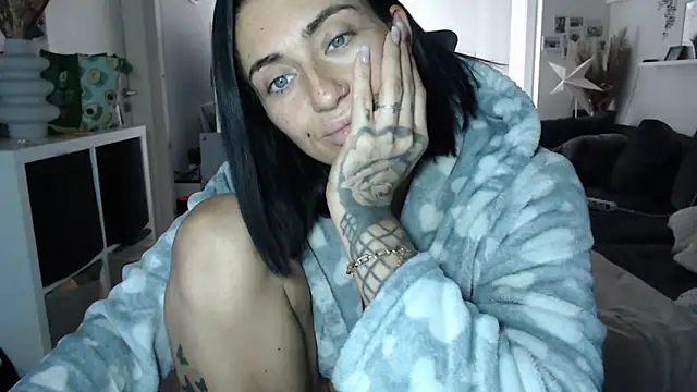 IntiMia online show from 12-18-25, 09:04