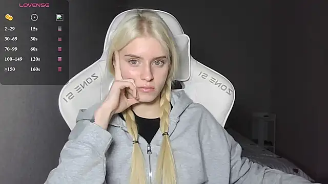 Snapshot of LizaKisses chatting on 09-08-25, 03:55 LizaKisses online show from 09-08-25, 03:55