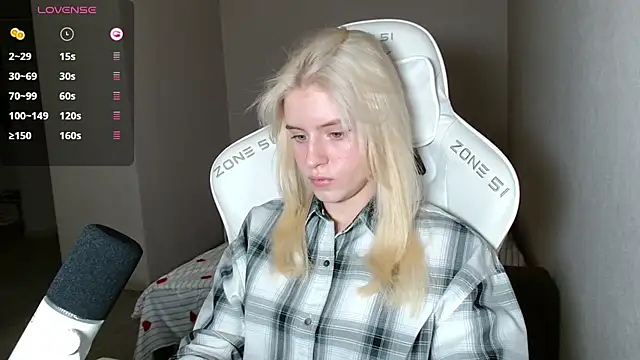 Snapshot of LizaKisses chatting on 09-18-25, 12:29 LizaKisses online show from 09-18-25, 12:29