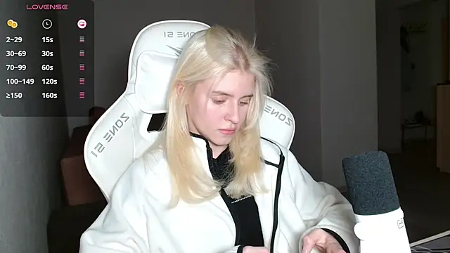 Snapshot of LizaKisses chatting on 10-02-25, 03:08 LizaKisses online show from 10-02-25, 03:08