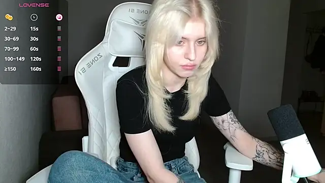 Snapshot of LizaKisses chatting on 10-05-25, 04:05 LizaKisses online show from 10-05-25, 04:05