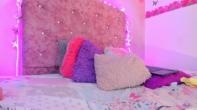 Snapshot of Bella__sweet chatting on 01-11-25, 12:44 Bella sweet online show from 01-11-25, 12:44