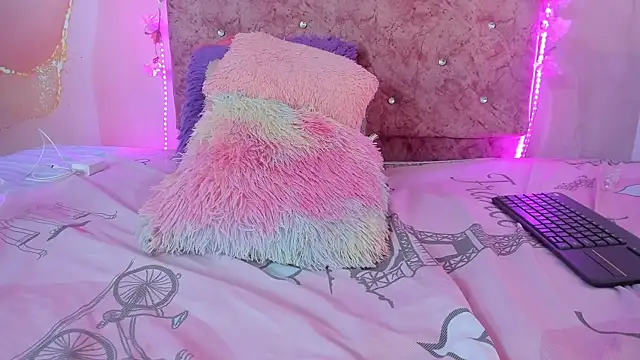 Snapshot of Bella__sweet chatting on 02-08-25, 09:46 Bella sweet online show from 02-08-25, 09:46