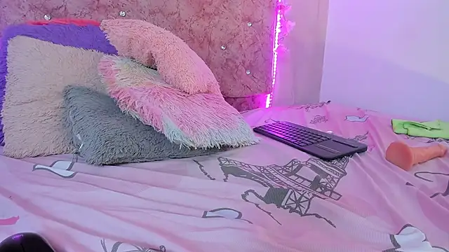 Snapshot of Bella__sweet chatting on 02-09-25, 12:49 Bella sweet online show from 02-09-25, 12:49