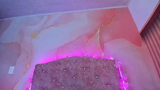 Snapshot of Bella__sweet chatting on 02-28-25, 06:52 Bella sweet online show from 02-28-25, 06:52