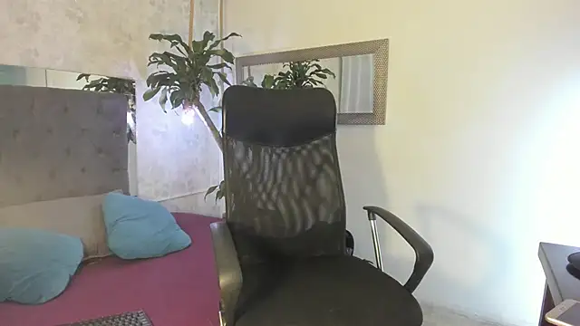 Snapshot of pixy_20 chatting on 12-15-24, 04:18 pixy 20 online show from 12-15-24, 04:18