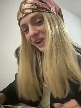 Snapshot of spacegirlll chatting on 10-28-25, 05:26 spacegirlll online show from 10-28-25, 05:26