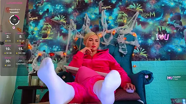 Snapshot of Snow_Goddess chatting on 10-17-25, 04:26 Snow Goddess online show from 10-17-25, 04:26