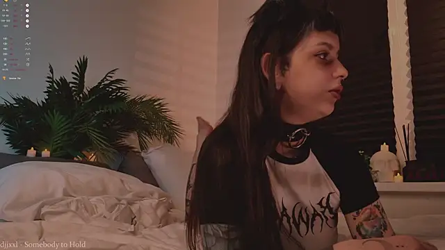 Snapshot of MichaellaMoon chatting on 10-30-25, 05:24 MichaellaMoon online show from 10-30-25, 05:24