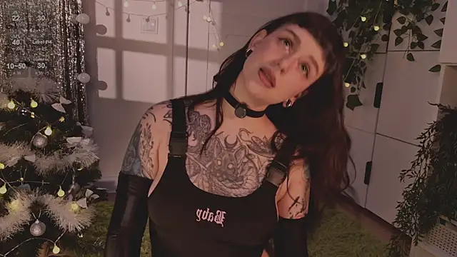 Snapshot of MichaellaMoon chatting on 12-21-25, 05:31 MichaellaMoon online show from 12-21-25, 05:31