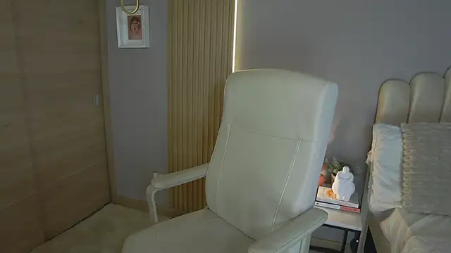 Snapshot of Alessia-miller_ chatting on 03-16-25, 12:23 Alessia-miller online show from 03-16-25, 12:23