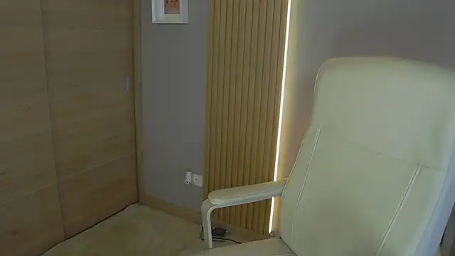 Snapshot of Alessia-miller_ chatting on 03-17-25, 09:55 Alessia-miller online show from 03-17-25, 09:55