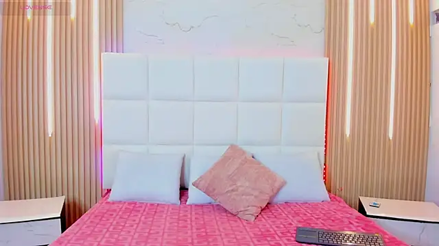 Snapshot of Iris_Thompson_ chatting on 10-28-25, 04:27 Iris Thompson online show from 10-28-25, 04:27