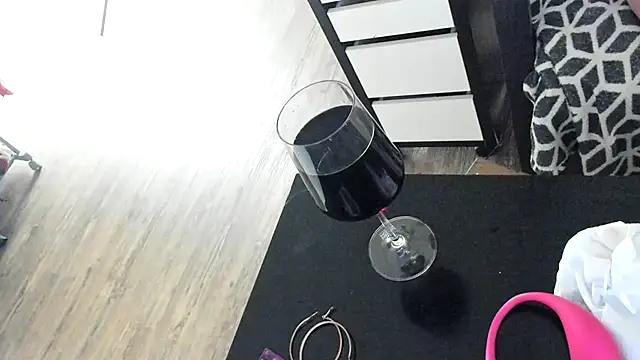 MendiPetite online show from 04-12-26, 08:25