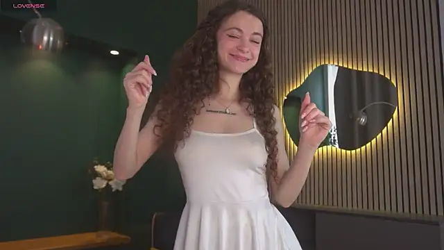 Snapshot of Curly_Moon chatting on 07-07-26, 06:47 Curly Moon online show from 07-07-26, 06:47