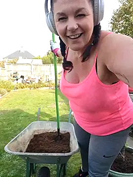 Snapshot of 420Curvybabe chatting on 10-07-25, 02:25 420Curvybabe online show from 10-07-25, 02:25