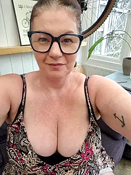 Snapshot of 420Curvybabe chatting on 10-17-25, 12:08 420Curvybabe online show from 10-17-25, 12:08