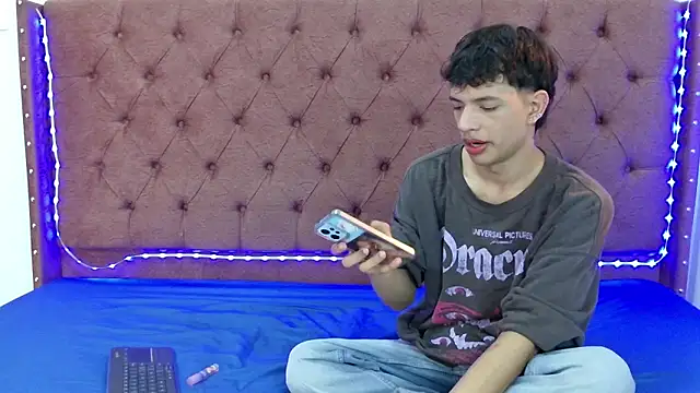 Snapshot of boys_yourparty chatting on 12-26-24, 01:43 boys yourparty online show from 12-26-24, 01:43