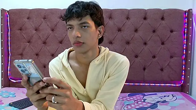 Snapshot of boys_yourparty chatting on 01-18-25, 01:40 boys yourparty online show from 01-18-25, 01:40
