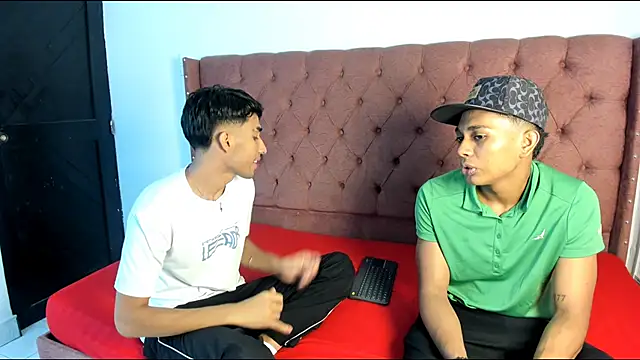 Snapshot of boys_yourparty chatting on 10-09-25, 01:09 boys yourparty online show from 10-09-25, 01:09