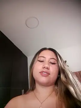 Snapshot of eimy_collinssss chatting on 12-21-25, 07:21 eimy collinssss online show from 12-21-25, 07:21