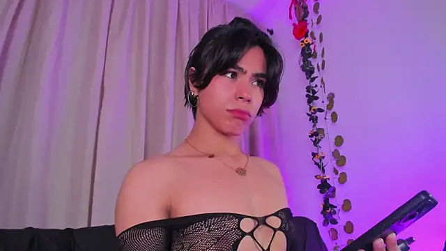 Snapshot of Little_michell chatting on 12-20-25, 02:40 Little michell online show from 12-20-25, 02:40