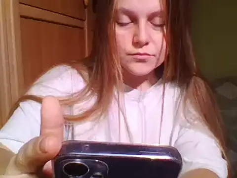 Snapshot of Evasapples chatting on 12-22-24, 10:49 Evasapples online show from 12-22-24, 10:49