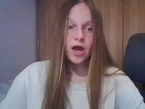 Snapshot of Evasapples chatting on 03-05-25, 10:32 Evasapples online show from 03-05-25, 10:32