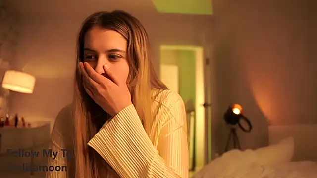 Snapshot of elisa_moon chatting on 03-16-25, 06:01 elisa moon online show from 03-16-25, 06:01