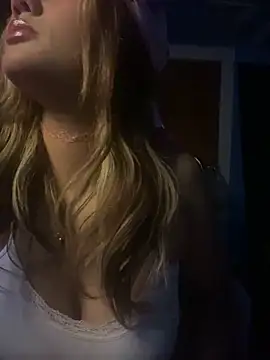 Snapshot of y0urlilgf chatting on 12-17-24, 10:32 y0urlilgf online show from 12-17-24, 10:32