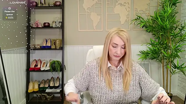 Snapshot of LadyLeea chatting on 11-25-25, 04:56 LadyLeea online show from 11-25-25, 04:56