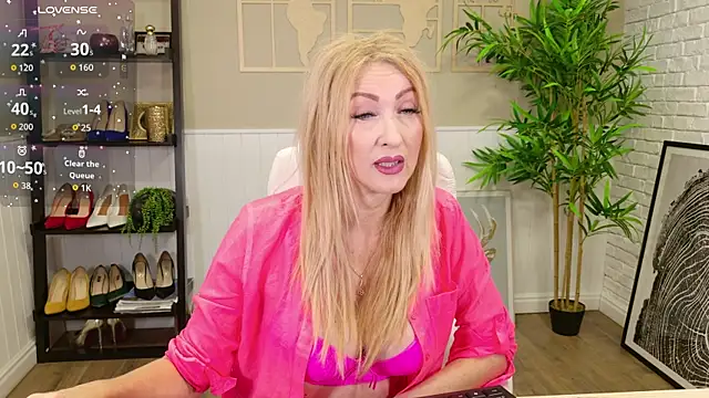 Snapshot of LadyLeea chatting on 12-05-25, 05:27 LadyLeea online show from 12-05-25, 05:27