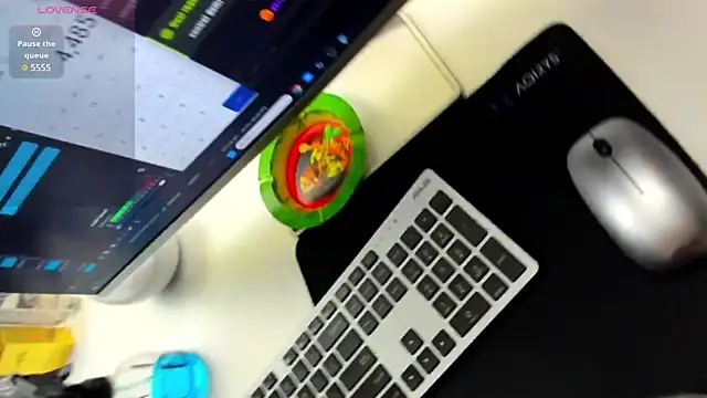 Snapshot of nicolee___19 chatting on 01-28-25, 05:35 nicolee 19 online show from 01-28-25, 05:35