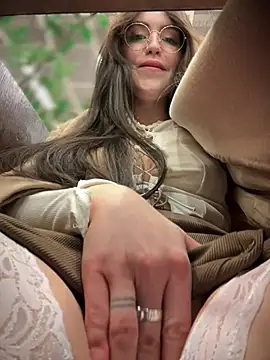 Snapshot of meow_girl chatting on 02-18-25, 11:33 meow girl online show from 02-18-25, 11:33