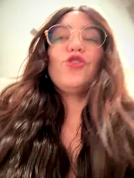 Snapshot of meow_girl chatting on 09-22-25, 11:12 meow girl online show from 09-22-25, 11:12