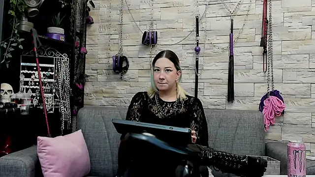 Snapshot of CruelMistress chatting on 04-09-26, 12:43 CruelMistress online show from 04-09-26, 12:43