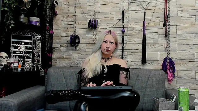 Snapshot of CruelMistress chatting on 05-10-26, 12:49 CruelMistress online show from 05-10-26, 12:49