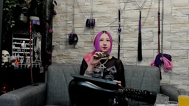 Snapshot of CruelMistress chatting on 05-25-26, 01:33 CruelMistress online show from 05-25-26, 01:33