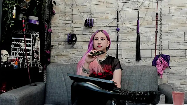 Snapshot of CruelMistress chatting on 05-28-26, 01:03 CruelMistress online show from 05-28-26, 01:03