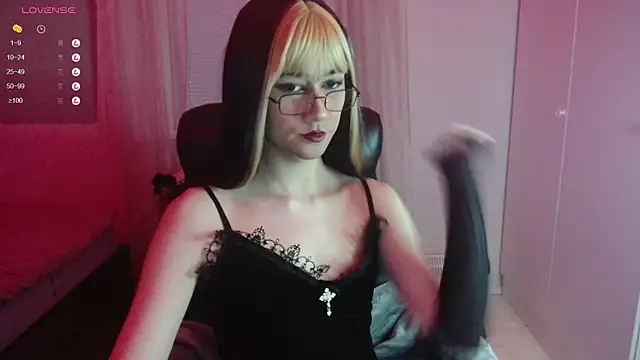 Snapshot of lewd_pillows chatting on 12-18-24, 07:41 lewd pillows online show from 12-18-24, 07:41