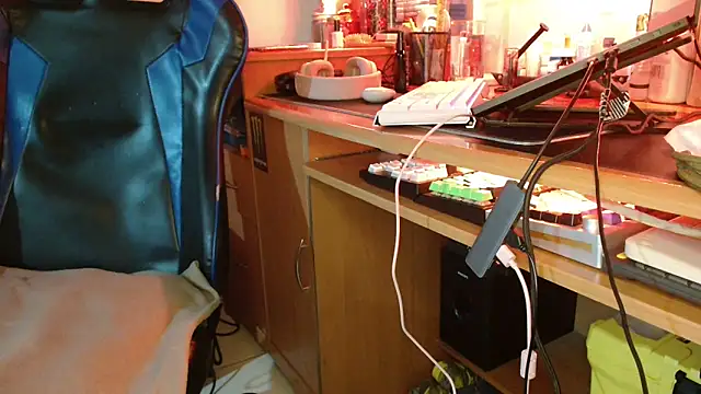 Snapshot of DirtyDi97 chatting on 10-22-25, 04:13 DirtyDi97 online show from 10-22-25, 04:13