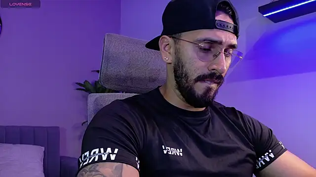 Snapshot of tony_muscle chatting on 08-03-26, 10:13 tony muscle online show from 08-03-26, 10:13