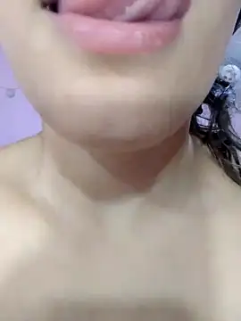 Snapshot of girl_milk1 chatting on 02-08-25, 01:00 girl milk1 online show from 02-08-25, 01:00